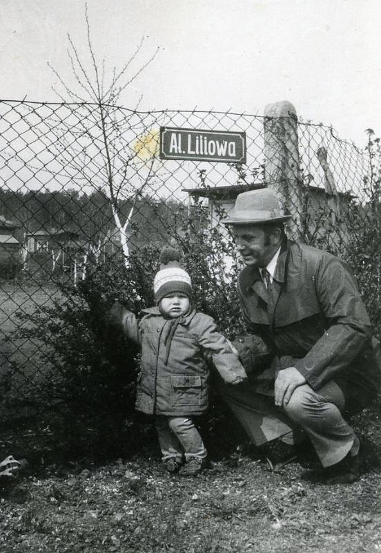 KKE 2324.jpg - Fot. Na spacerze. Witold Kołakowski – tata Janusza Kołakowskiego z wnuczką Igą Kołakowską, Olsztyn - ogródki przy stadionie Warmii, 1974 r.